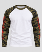 Langærmet Raglan T-Shirt til Herrer - Camo-Ærmer, Rød Skriftgrafik