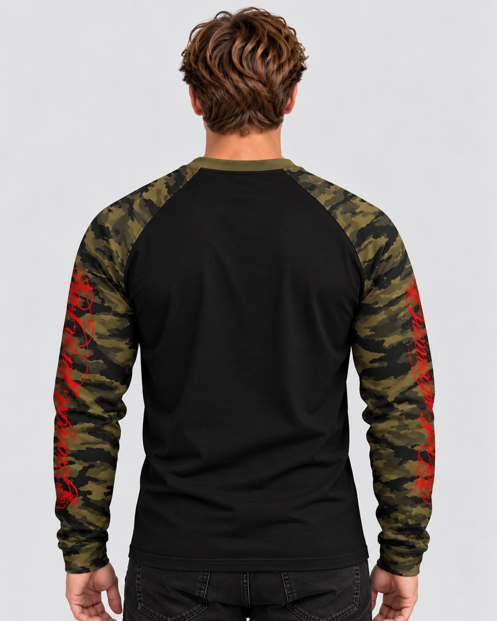 Langærmet Raglan T-Shirt til Herrer - Camo-Ærmer, Rød Skriftgrafik