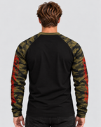 Langærmet Raglan T-Shirt til Herrer - Camo-Ærmer, Rød Skriftgrafik