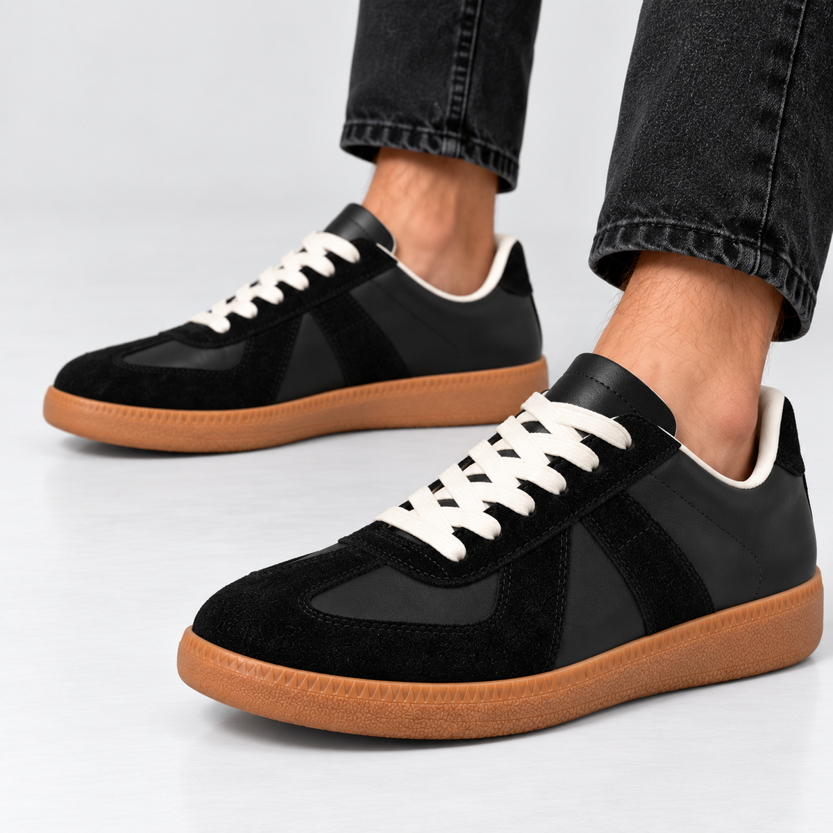 Low-Top Sneakers til Herrer - Sort Læderlook, Ruskindsdetaljer, Gummisål