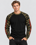 Langærmet Raglan T-Shirt til Herrer - Camo-Ærmer, Rød Skriftgrafik