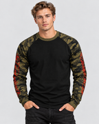 Langærmet Raglan T-Shirt til Herrer - Camo-Ærmer, Rød Skriftgrafik