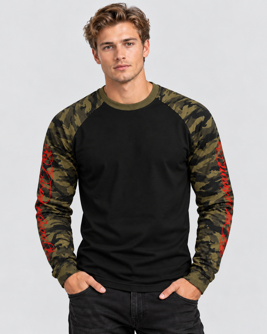 Langærmet Raglan T-Shirt til Herrer - Camo-Ærmer, Rød Skriftgrafik
