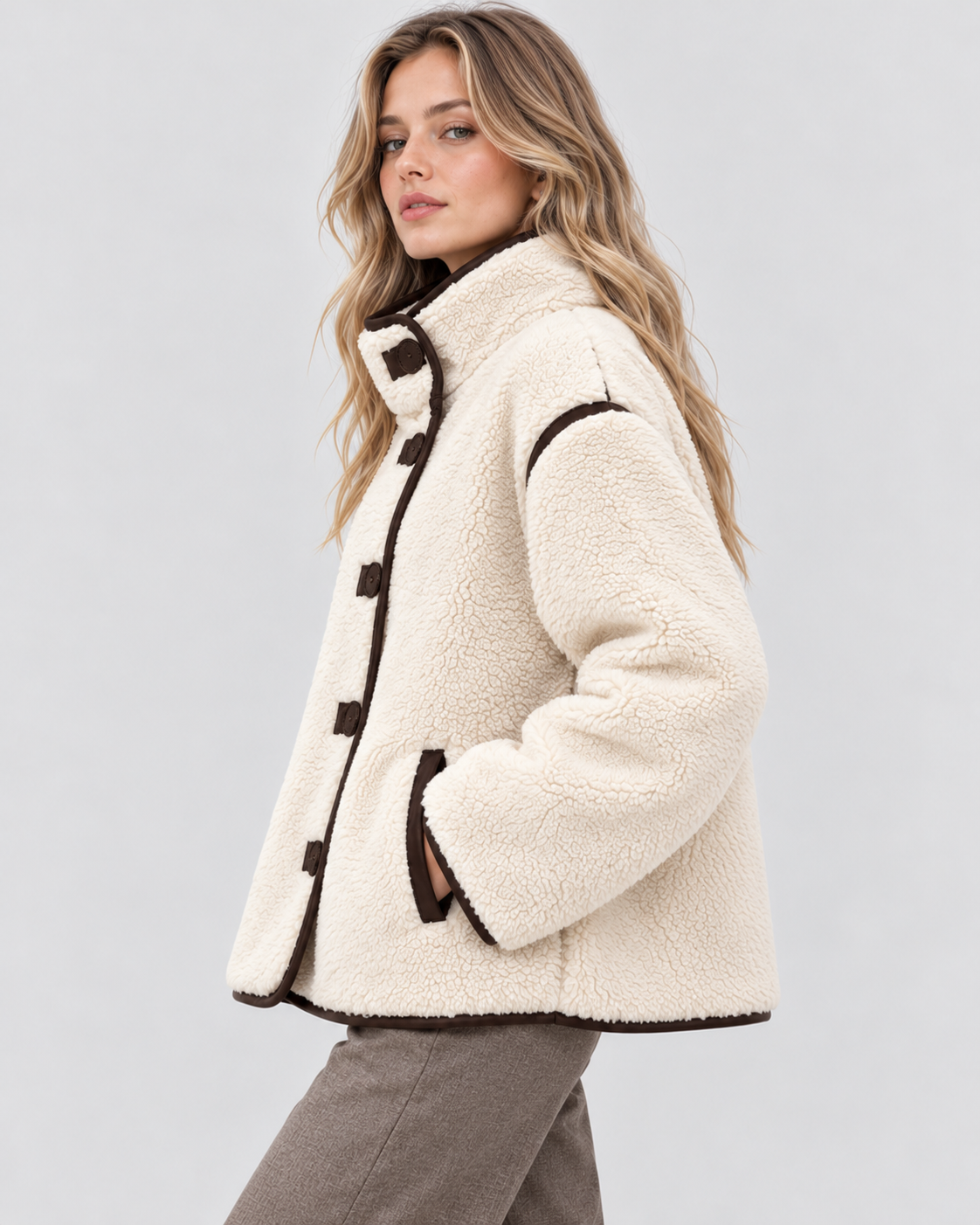 Sherpa-Stil Jakke til Damer - Toggle-Lukning, Mørk Kantning, Ståkrave