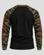 Langærmet Raglan T-Shirt til Herrer - Camo-Ærmer, Rød Skriftgrafik