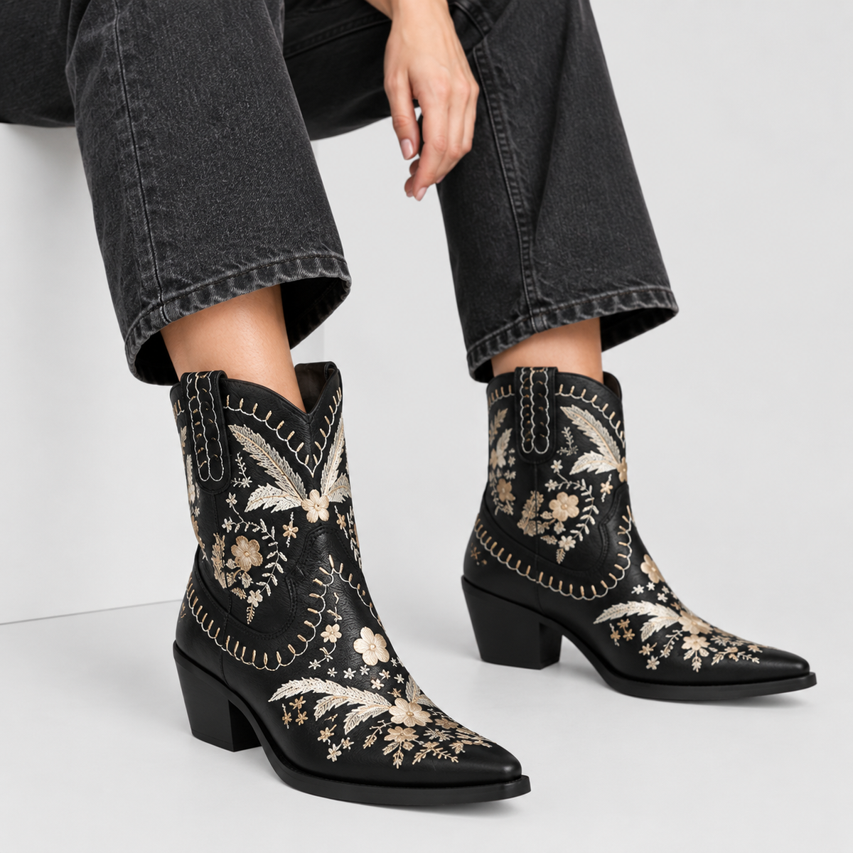 Broderede Cowgirlstøvler til Damer - Blomsterdesign med Blokhæl
