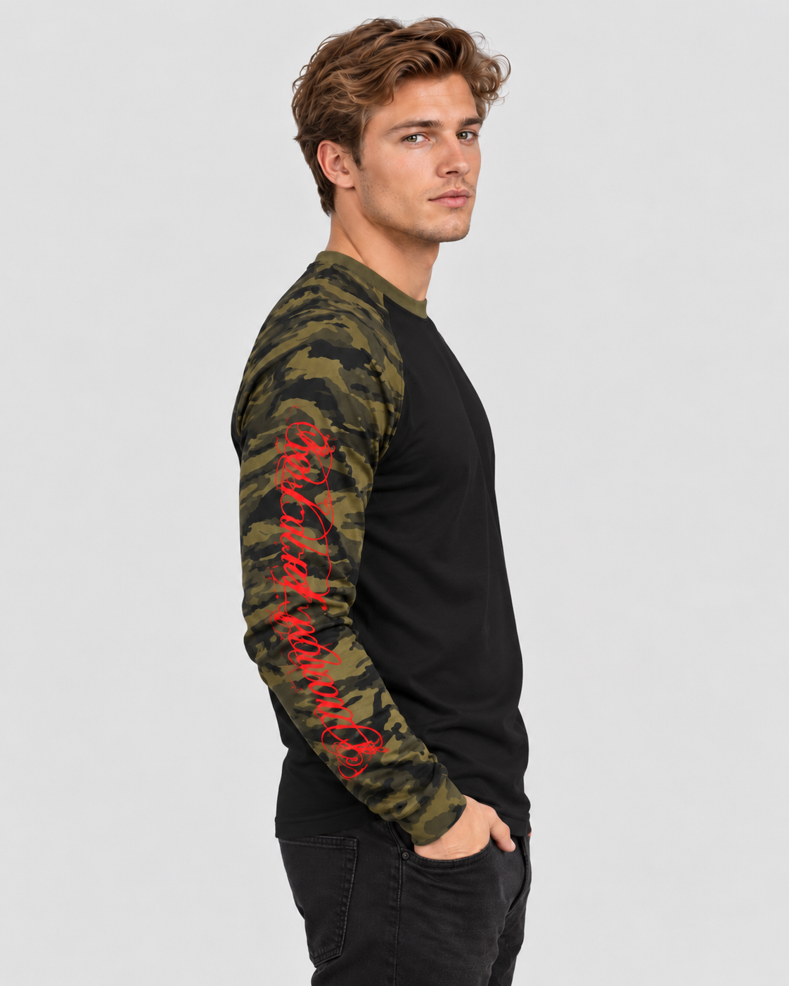 Langærmet Raglan T-Shirt til Herrer - Camo-Ærmer, Rød Skriftgrafik