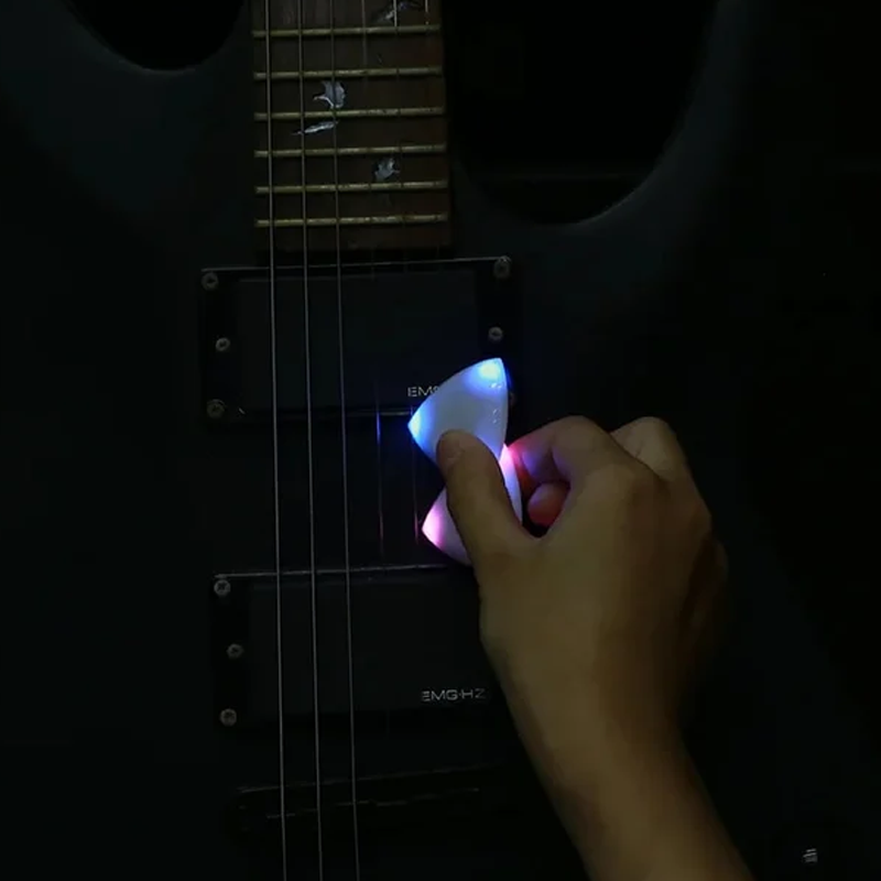 Lysende guitarplekter med rytme effekt
